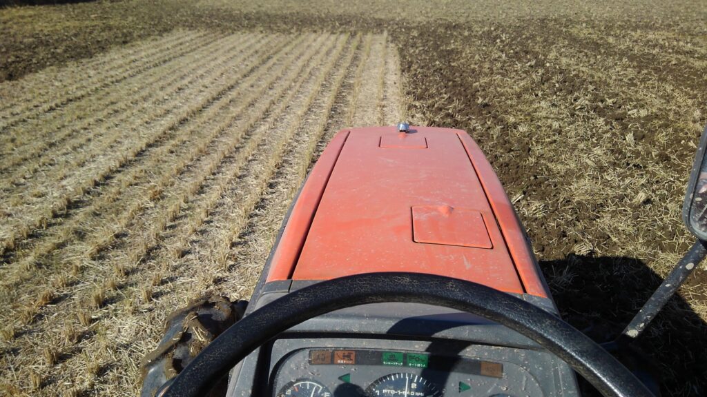 トラクターで耕起