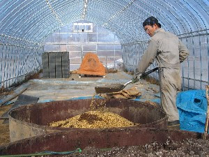 有機発酵肥料作りを通じて、発酵とは何かを学んでいる小牧久幸