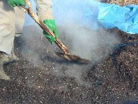 発酵中の材料の温度は70℃ぐらいまで上昇するので、湯気が立っている様子