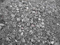 完成した発酵肥料に塊ができている様子